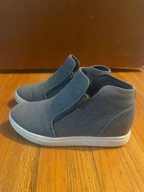 Denim blue Cushionaire Canvas Wedge Sneaker with Side Zippers Size 9